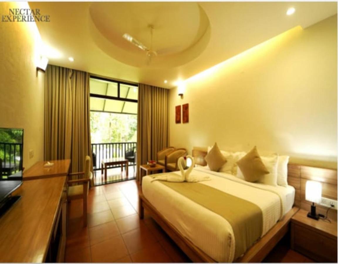 Whispering Waters Hotell Malayāttūr Eksteriør bilde