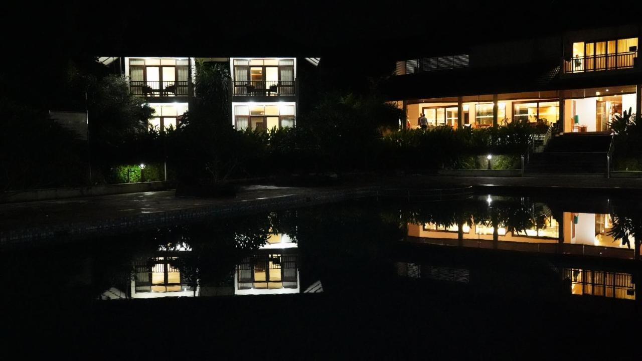 Whispering Waters Hotell Malayāttūr Eksteriør bilde